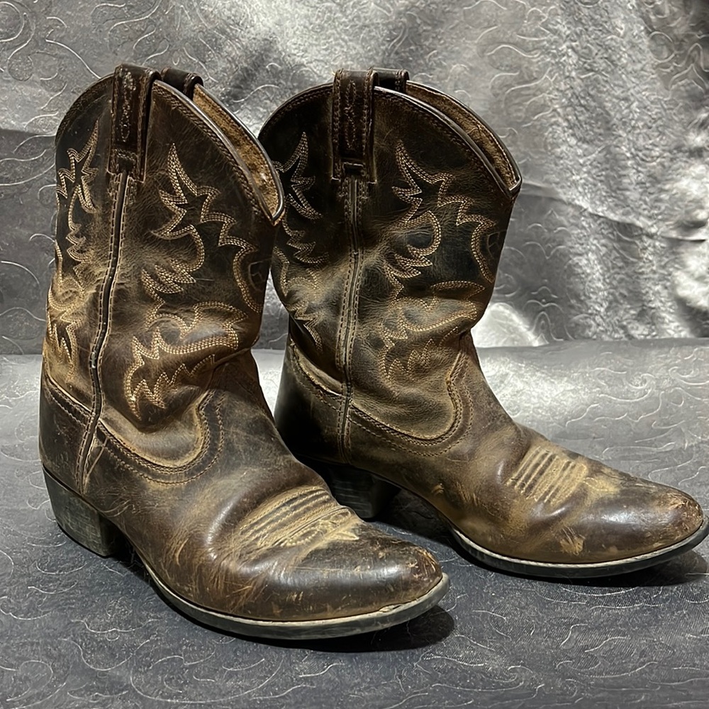 ARIAT unisex brown leather pointed toe cowboy boots. Size 4